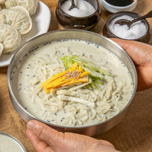 20년 원조 인기맛집! 검정 서리태 콩국수