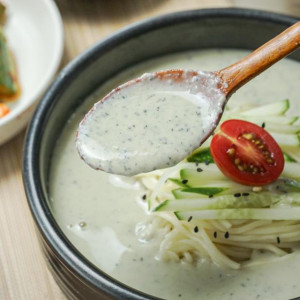 맷돌로 갈아 만들어 더~ 진한 콩물, 콩국수