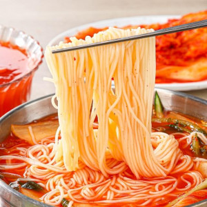 입맛 싹 도는! 새콤시원한 김치말이국수