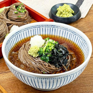 진한 감칠맛이 감기는 명장 생 메밀소바