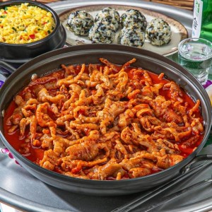 입맛을 자극하는 별미! 국물무뼈닭발 2종