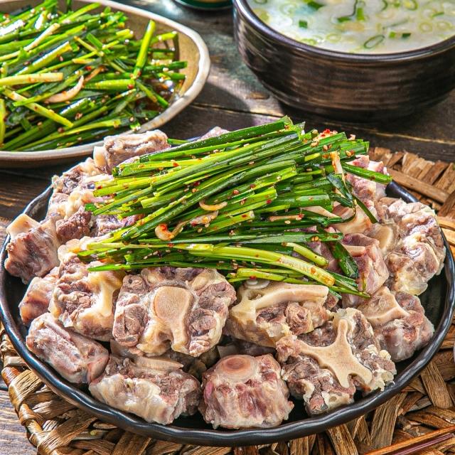 쫀득쫀득한 맛이 일품! 소꼬리찜 수육전골+부추무침 증정