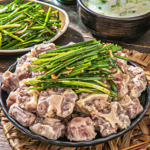 쫀득쫀득한 맛이 일품! 소꼬리찜 수육전골+부추무침 증정