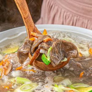 뜨끈한 국물에 빠진 쫄깃한 메밀수제비