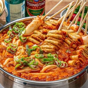 매콤 칼칼한 김치 어묵 우동전골