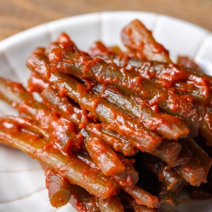 아삭한 식감과 감칠맛의 고추장 마늘쫑 장아찌