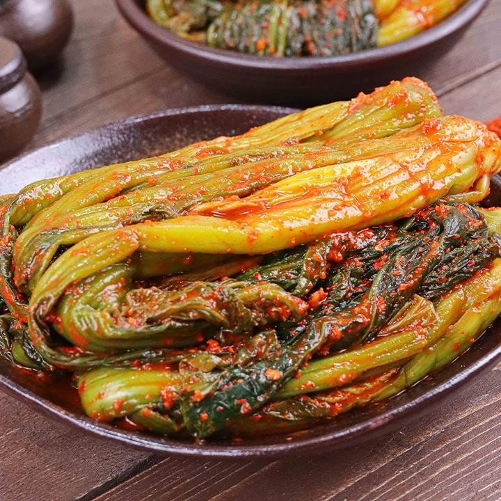 톡 쏘는 맛이 일품인 돌산 갓김치!!