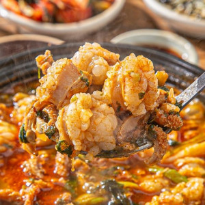 구수함과 감칠맛이 어우러진 진한 한우대창전골 1kg